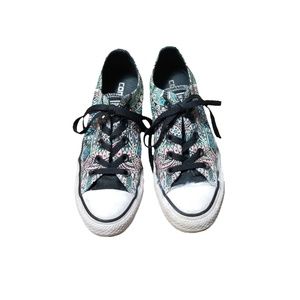 Converse Tennis Shoes